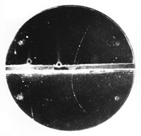 Fig. 2 - La prima prova dell’esistenza del positrone (cioè  dell’anti-elettrone), scoperto nel 1932 da Carl Anderson, e confermato subito dopo da Beppo Occhialini. Per saperne di più: http://it.wikipedia.org/wiki/Positrone