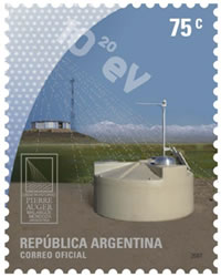 Fig. 3 - Francobollo commemorativo del progetto AUGER, il più grande strumento per la rivelazione dei raggi cosmici, situato in Argentina. La scritta 10 elevato alla 20 eV corrisponde all’energia dei raggi cosmici più energetici. Per saperne di più:  http://www.auger.org/