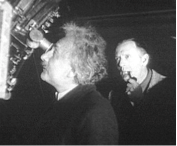 Fig. 2 - Einstein, sotto lo sguardo di Edwin Hubble, controlla che l’Universo si stia espandendo sul serio...
