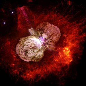 Fig. 2 -  Immagine scattata dal telescopio spaziale Hubble che mostra Eta Carinae e la Nebulosa Omuncolo che la circonda. Eta Carinae e' una stella che sta per eslodere e che potrebbe benissimo essere una progenitrice di un Gamma Ray Burst. Dista da noi circa 7000 anni luce, e probabilmente, a giudicare dal suo asse di simmetria, sparera` la sua emissione principale non verso la Terra. Ha preso di mira qualche altro mondo, quindi... per ora possiamo stare tranquilli.