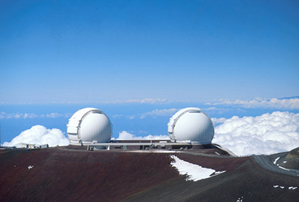 Fig. 3 - I telescopi Keck, due telescopi gemelli, ognuno dotato di uno specchio di 10 metri di diametro.
