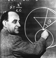 Fig. 1 - Una famosa foto di Enrico Fermi alla lavagna, con uno sguardo sornione. Forse perchè sta guardando chi, dei presenti, si è accorto di un errore nella formula scritta alla lavagna. La costante di struttura fine α, infatti, non è come riportata sulla lavagna ma è α = e alla seconda / (h / 2π) c.