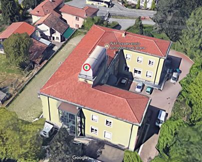 Figura 3: veduta dall'alto di una parte degli uffici della sede di Merate dell'Osservatorio Astronomico di Brera. Cerchiata la camera posizionata su una cupola una volta utilizzata per l'osservazione del Sole. Crediti GoogleMaps.