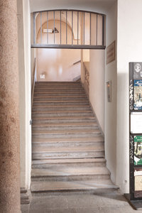 Inizio della scalinata di accesso alla galleria degli strumenti del Museo Astronomico di Brera, al piano terreno del Palazzo di Brera