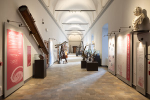 Veduta d'insieme della galleria degli strumenti del Museo Astronomico di Brera