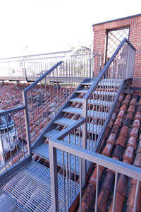 I gradini che costituiscono il tratto iniziale della passerella che collega la cupola 'a fiore' alla cupola Schiaparelli