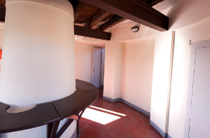 Il sottocupola della cupola Schiaparelli, con al centro la colonna che sorregge il telescopio