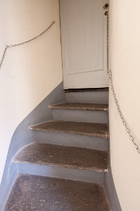 La parte finale della scala che sale dal sottocupola, con la porta che immette nella cupola Schiaparelli