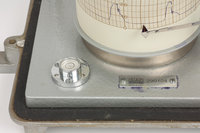 Veduta dello strumento senza carrozzeria (particolare: livella a bolla ed etichetta con il nome del produttore e numero di serie)