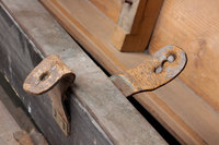 Una delle coppie di cinghie di cuoio fissate ai lati della guida in legno che ospita l'asta di ferro