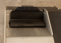 Lo scomparto che contiene le schede da leggere, con il carrello premi-schede