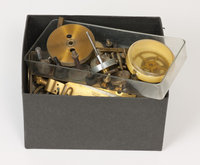 Scatola contenente pezzi vari (manopole, ingranaggi, ecc.)